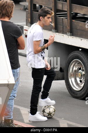 liam payne smoking cigarettes Zayn Malik smoking a cigarette One Direction band members playing soccer in the parking lot of the X Factor Studio before rehearsing for their performance for tonight's elimination show Los Angeles, California - liam payne smoking cigarettes Zayn Malik smoking a cigarette One Direction band members playing soccer in the parking lot of the X Factor Studio before rehearsing for their performance for tonight's elimination show Los Angeles, California -