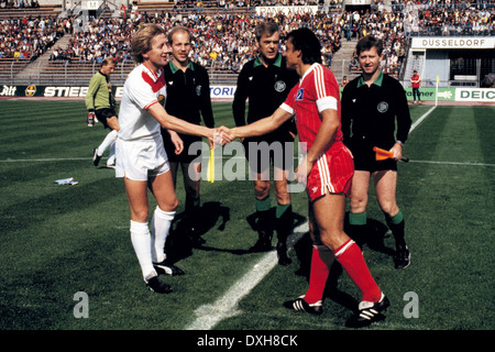 football, Bundesliga, 1983/1984, Rhine Stadium, Fortuna Duesseldorf versus Hamburger SV 2:3, welcome, teamleaders Gerd Zewe (Fortuna) left and Felix Magath (HSV), behind left keeper Wolfgang Kleff (Fortuna) and referee Adolf Ermer with assistants Stock Photo