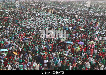 Dhaka, Bangladesh. 26th Mar, 2014. March, 26, 2014-Dhaka, Bangladesh- Thousand of Bangladeshi people singing the national anthem at National Parade Square on Dhaka, Bangladesh 26 March, 2014. Bangladesh witnessed a historic moment on its 43rd Independence Day when 254,681 people gathered and sang the national anthem in chorus. On May 6 last year, the Sahara India Pariwar had set a Guinness Book record by arranging the singing of the Indian national anthem by 121,653 people. ©Monirul Alam Credit:  Monirul Alam/ZUMAPRESS.com/Alamy Live News Stock Photo