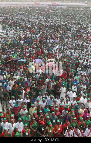 Dhaka, Bangladesh. 26th Mar, 2014. March, 26, 2014-Dhaka, Bangladesh- Thousand of Bangladeshi people singing the national anthem at National Parade Square on Dhaka, Bangladesh 26 March, 2014. Bangladesh witnessed a historic moment on its 43rd Independence Day when 254,681 people gathered and sang the national anthem in chorus. On May 6 last year, the Sahara India Pariwar had set a Guinness Book record by arranging the singing of the Indian national anthem by 121,653 people. ©Monirul Alam Credit:  Monirul Alam/ZUMAPRESS.com/Alamy Live News Stock Photo