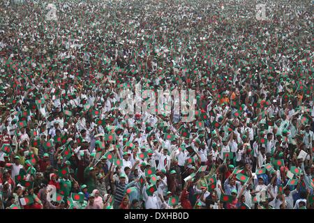 Dhaka, Bangladesh. 26th Mar, 2014. March, 26, 2014-Dhaka, Bangladesh- Thousand of Bangladeshi people singing the national anthem at National Parade Square on Dhaka, Bangladesh 26 March, 2014. Bangladesh witnessed a historic moment on its 43rd Independence Day when 254,681 people gathered and sang the national anthem in chorus. On May 6 last year, the Sahara India Pariwar had set a Guinness Book record by arranging the singing of the Indian national anthem by 121,653 people. ©Monirul Alam Credit:  Monirul Alam/ZUMAPRESS.com/Alamy Live News Stock Photo