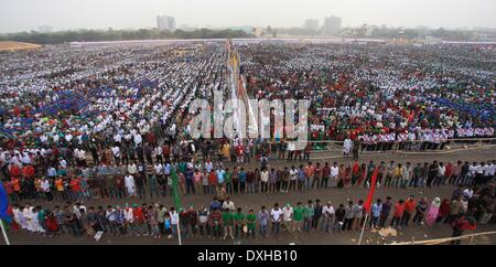 Dhaka, Bangladesh. 26th Mar, 2014. March, 26, 2014-Dhaka, Bangladesh- Thousand of Bangladeshi people singing the national anthem at National Parade Square on Dhaka, Bangladesh 26 March, 2014. Bangladesh witnessed a historic moment on its 43rd Independence Day when 254,681 people gathered and sang the national anthem in chorus. On May 6 last year, the Sahara India Pariwar had set a Guinness Book record by arranging the singing of the Indian national anthem by 121,653 people. ©Monirul Alam Credit:  Monirul Alam/ZUMAPRESS.com/Alamy Live News Stock Photo