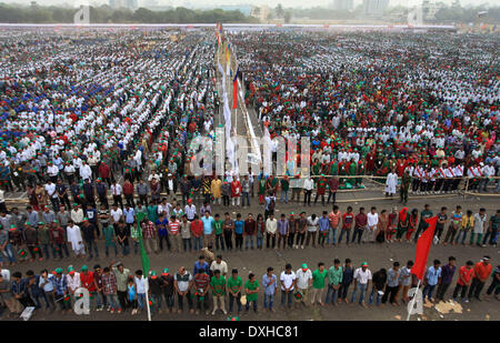 Dhaka, Bangladesh. 26th Mar, 2014. March, 26, 2014-Dhaka, Bangladesh- Thousand of Bangladeshi people singing the national anthem at National Parade Square on Dhaka, Bangladesh 26 March, 2014. Bangladesh witnessed a historic moment on its 43rd Independence Day when 254,681 people gathered and sang the national anthem in chorus. On May 6 last year, the Sahara India Pariwar had set a Guinness Book record by arranging the singing of the Indian national anthem by 121,653 people. ©Monirul Alam Credit:  Monirul Alam/ZUMAPRESS.com/Alamy Live News Stock Photo