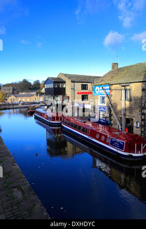 Narrowboats on the Leeds and Liverpool Canal, in the market town of Skipton, North Yorkshire, England, UK Stock Photo