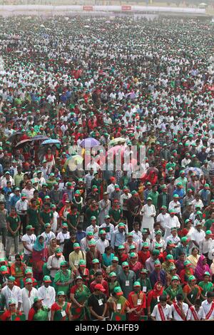 Dhaka, Bangladesh. 26th Mar, 2014. Thousands of Bangladeshi people sing the national anthem at National Parade Square in Dhaka. Bangladesh witnessed a historic moment on its 43rd Independence Day when 254,681 people gathered and sang the national anthem in chorus. On May 6 last year, the Sahara India Pariwar had set a Guinness World record by arranging the singing of the Indian national anthem by 121,653 people. Credit:  Monirul Alam/ZUMAPRESS.com/Alamy Live News Stock Photo