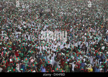 Dhaka, Bangladesh. 26th Mar, 2014. Thousands of Bangladeshi people sing the national anthem at National Parade Square in Dhaka. Bangladesh witnessed a historic moment on its 43rd Independence Day when 254,681 people gathered and sang the national anthem in chorus. On May 6 last year, the Sahara India Pariwar had set a Guinness World record by arranging the singing of the Indian national anthem by 121,653 people. Credit:  Monirul Alam/ZUMAPRESS.com/Alamy Live News Stock Photo