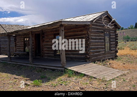 Old Trail Town 'Hole in Wall' cabin, hideout for Butch Cassidy and the Sundance Kid Stock Photo