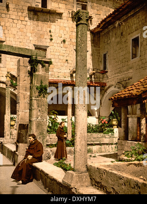Cortile della farmacia de Franciscani, Ragusa, Sicily, Italy - Courtyard of the Farmacia de Franciscani, Ragusa, Sicily, Italy, circa 1900 Stock Photo