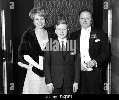 RICHARD ATTENBOROUGH, wife SHEILA SIM with their son, MICHAE Stock Photo