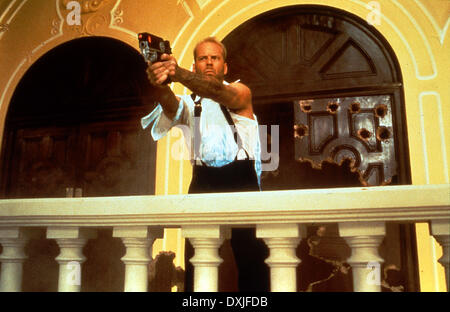 THE FIFTH ELEMENT (US/FR 1997) GAUMONT PICTURES BRUCE WILLIS Stock Photo