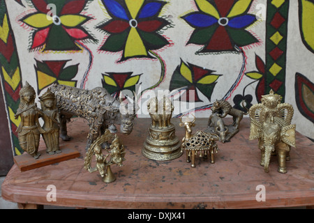 Dokra metal art articles on display in urban village, District Hazaribaug, Jharkhand, India Stock Photo