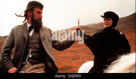 MRS. BROWN (US/BR/IRE1997) BILLY CONNOLLY, JUDI DENCH AS QUE Stock Photo