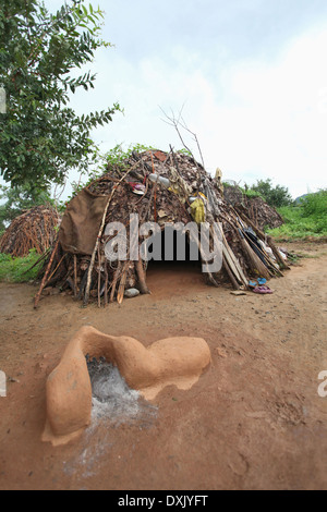 Tribal hearth and hut. Birhor tribe. Keredari village and block, District Hazaribaug, Jharkhand, India Stock Photo