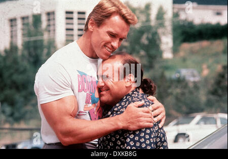 TWINS Arnold Schwarzenegger and Danny DeVito in the 1988 film Stock ...