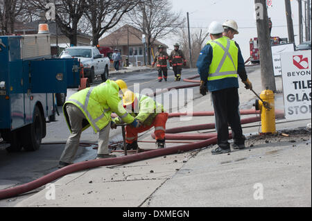 Toronto, CAN, 27 Mar 2014 - Toronto Public Works struggled to provide sufficient water to firefighters battling the 6-alarm fire.  A 6-Alarm fire on Fairbank Avenue, at Dufferin Street and Eglinton Avenue, required the evacuation of near-by residents and the closure of Dufferin Street. The fire began shortly before 9 AM Thursday morning at an industrial building, where foam mattresses were manufactured. Credit:  Victor Biro/Alamy Live News Stock Photo