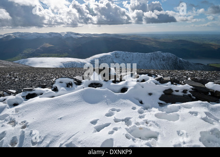 View from the snow-filled wind shelter on Skiddaw towards Longside Edge and Bassenthwaite. Stock Photo
