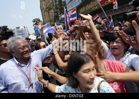 Bangkok, Thailand. 28th Mar, 2014. Anti-government protest leader Suthep Thaugsuban (L) greets supporters during a march through streets at China Town in Bangkok, Thailand, March 28, 2014. People's Democratic Reform Committee protesters marched Friday in Bangkok for the fifth day to invite Bangkok people to join their mass rally on Saturday. Credit:  Rachen Sageamsak/Xinhua/Alamy Live News Stock Photo