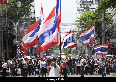 Bangkok, Thailand. 28th Mar, 2014. Anti-government supporters march through streets at China Town in Bangkok, Thailand, March 28, 2014. People's Democratic Reform Committee protesters marched Friday in Bangkok for the fifth day to invite Bangkok people to join their mass rally on Saturday. Credit:  Rachen Sageamsak/Xinhua/Alamy Live News Stock Photo