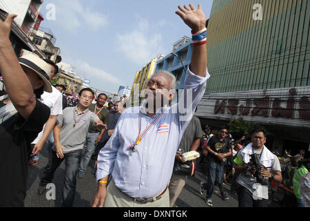 Bangkok, Thailand. 28th Mar, 2014. Anti-government protest leader Suthep Thaugsuban (C) greets supporters during a march through streets at China Town in Bangkok, Thailand, March 28, 2014. People's Democratic Reform Committee protesters marched Friday in Bangkok for the fifth day to invite Bangkok people to join their mass rally on Saturday. Credit:  Rachen Sageamsak/Xinhua/Alamy Live News Stock Photo