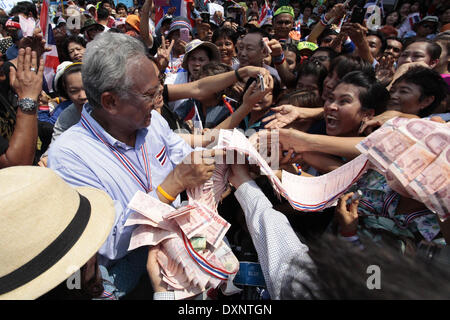 Bangkok, Thailand. 28th Mar, 2014. Anti-government protest leader Suthep Thaugsuban (L) greets supporters during a march through streets at China Town in Bangkok, Thailand, March 28, 2014. People's Democratic Reform Committee protesters marched Friday in Bangkok for the fifth day to invite Bangkok people to join their mass rally on Saturday. Credit:  Rachen Sageamsak/Xinhua/Alamy Live News Stock Photo