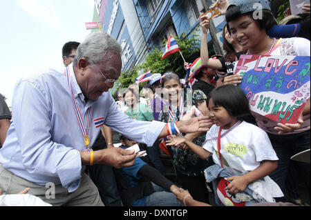 Bangkok, Thailand. 28th Mar, 2014. Anti-government protest leader Suthep Thaugsuban (L) greets supporters during a march through streets at China Town in Bangkok, Thailand, March 28, 2014. People's Democratic Reform Committee protesters marched Friday in Bangkok for the fifth day to invite Bangkok people to join their mass rally on Saturday. Credit:  Rachen Sageamsak/Xinhua/Alamy Live News Stock Photo