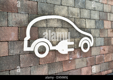 dh Electric Car park ELECTRICITY UK Car power point parking bay symbol battery charging station vehicle charge icon uk ev sign Stock Photo