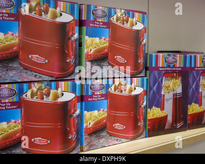 https://l450v.alamy.com/450v/dxph9k/nostagia-electrics-pop-up-hot-dog-toaster-kitchen-appliance-section-dxph9k.jpg