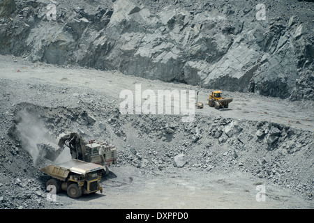 TANZANIA, town Geita, gold mining industry, open-cast goldmine of company AngloGold Ashanti , large caterpillar CAT dumper transport ore - goldmines goldmining goldminer Stock Photo