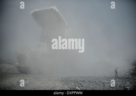 TANZANIA, town Geita, gold mining industry, open-cast goldmine of company AngloGold Ashanti , large caterpillar CAT dumper transport ore - goldmines goldmining goldminer Stock Photo