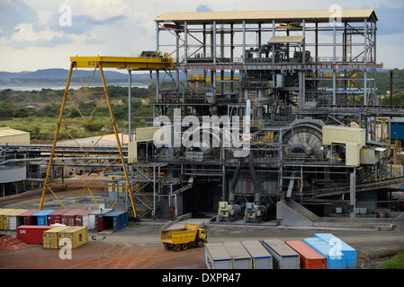 TANZANIA Geita Gold Mine, open-cast goldmine of company AngloGold Ashanti, ore crushing unit and Gold cyanidation Stock Photo