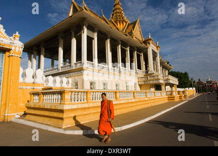 Monk walk outside the Royal Palace. Phnom Penh. The Royal Palace of Cambodia is a complex of buildings, even though it is genera Stock Photo