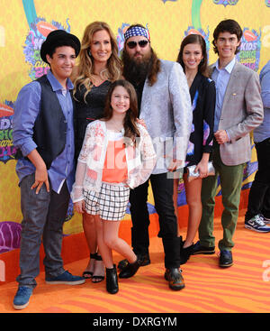 Sadie Robertson and Korie Robertson attending Nickelodeon's 27th Annual