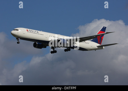 Boeing 767-400 of the airline Delta Air Lines, terminal at Stuttgart ...