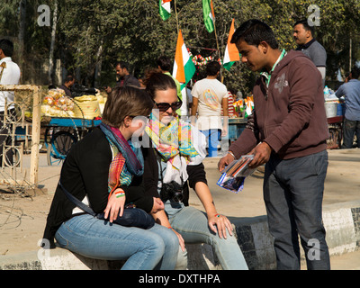 India, Punjab, Amritsar, Wagah border post with Pakistan, vendor hassling tourists to buy postcards Stock Photo