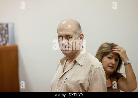 Jerusalem. 31st Mar, 2014. File photo taken on July 7, 2011 shows former Israeli Prime Minister Ehud Olmert (Front) and his secretary Shula Zaken at the District Court of Jerusalem. Former Israeli Prime Minister Ehud Olmert was convicted of taking bribery on March 31, 2014 at a Tel Aviv court in a corruption case dated back to the years when he was mayor of Jerusalem. © JINI/Emil Salman/Xinhua/Alamy Live News Stock Photo