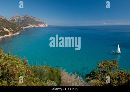 Sailing the transparent waters along the famous Cala Gonone coast in  the Orosei gulf, near Cala Fuili beach,Sardinia, Italy Stock Photo