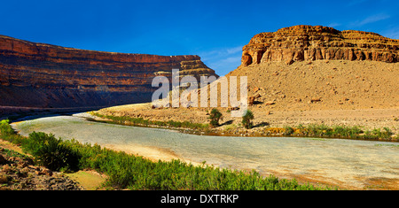 The river Ziz cutting its way through a Gorge in the Atlas Mountains near the Legionaires Tunnel, Morocco Stock Photo