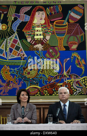 Panama City, Panama. 31st Mar, 2014. President of Kosovo Atifete Jahjaga (L) participates in a joint press conference with Panama's President Ricardo Martinelli in Panama City, capital of Panama, on March 31, 2014. Atifete Jahjaga is in Panama during an official visit, in the framework of the meeting of the World Economic Forum on Latin America, to be held in Panama from April 1 to 3. © Mauricio Valenzuela/Xinhua/Alamy Live News Stock Photo