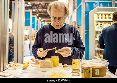 Barcelona, Spain. March 31st, 2014: An exhibitor prepares some snacks for the visitors of the 20th edition of the Alimentaria in Barcelona Credit:  matthi/Alamy Live News Stock Photo