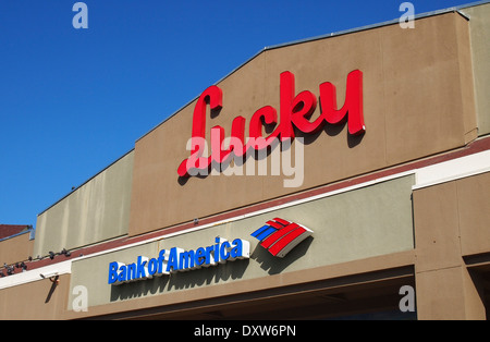 Lucky grocery store with Bank of America branch Stock Photo