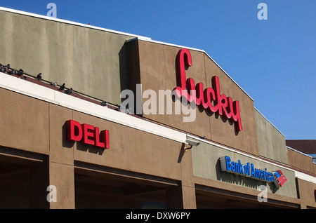 Lucky grocery store with Bank of America branch Stock Photo