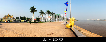 Sisowath Quay and the Tonle Sap River in Phnom Penh, Cambodia Stock Photo