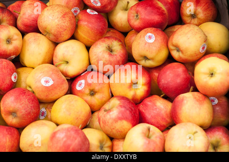 loose apples on display in supermarket Stock Photo