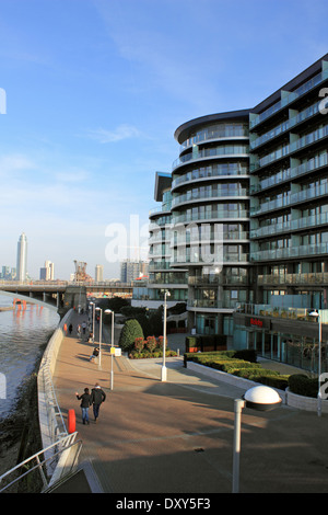 Chelsea Bridge Wharf luxury apartments beside the River Thames, Battersea,  London, UK Stock Photo