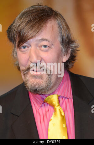 STEPHEN FRY ATTEMPTED SUICIDE LAST YEAR British actor STEPHEN FRY attempted suicide last year (12) by swallowing a 'huge number of pills' and washing it down with alcohol. The Gosford Park star who suffers from bipolar disorder reveals he had been working Stock Photo