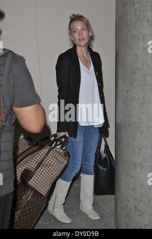 Kate Hudson llegando al aeropuerto de LAX con maletas Louis