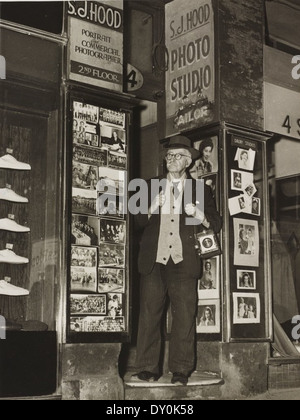 Sam Hood outside his Dalny Studios, 124 Pitt Street, Sydney, 1953 / photographer Ted Hood Stock Photo