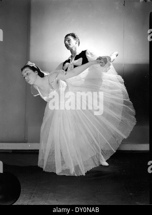 Rachel Cameron and Henry Legerton in the Kirsova Ballet Les Sylphides, Max Dupain Studio, Sydney, between 1941-1944 / photographer Max Dupain Stock Photo