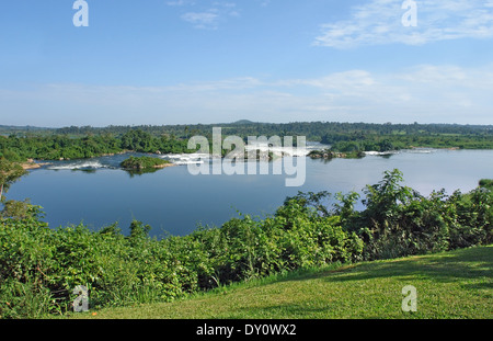 sunny pictorial waterside scenery showing the River Nile near Jinja in Uganda (Africa) Stock Photo