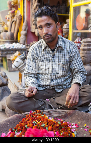 Pushkar, Rajasthan, India, South Asia. Florist making garlands, Sadar Bazaar (the main bazaar) Stock Photo